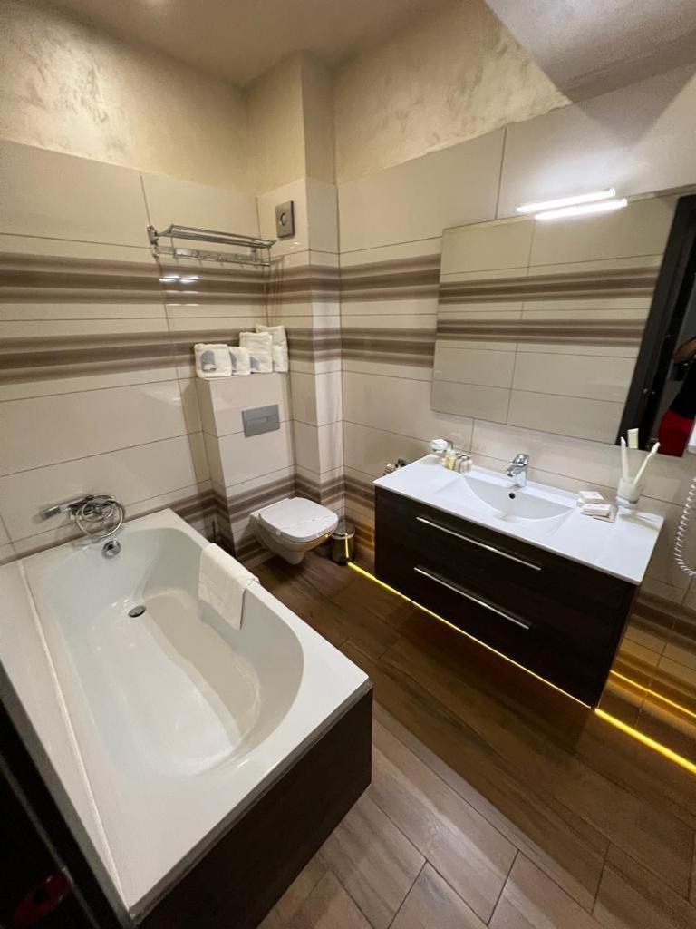 Отель Mamaia White Tower Экстерьер фото